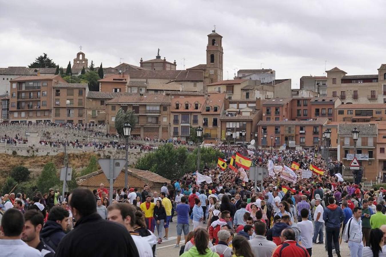 Tensión desde el primer momento. Los manifestantes a favor de la festividad comienzan a cantar el himno del Toro de la Vega. A su vez, continúan diferentes gritos como «Este decreto lo vamos a tumbar»