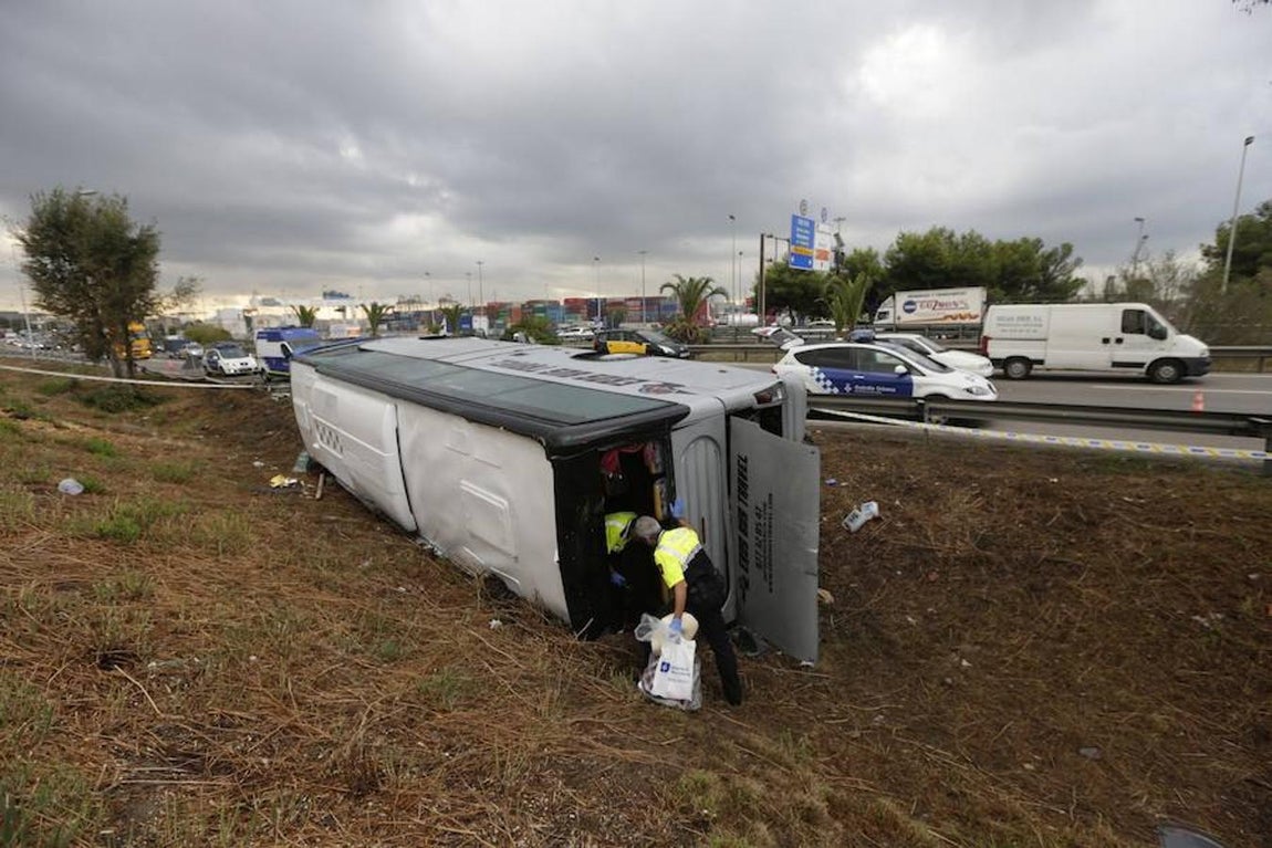 Vuelca un autobús que llevaba turistas al Aeropuerto de Barcelona