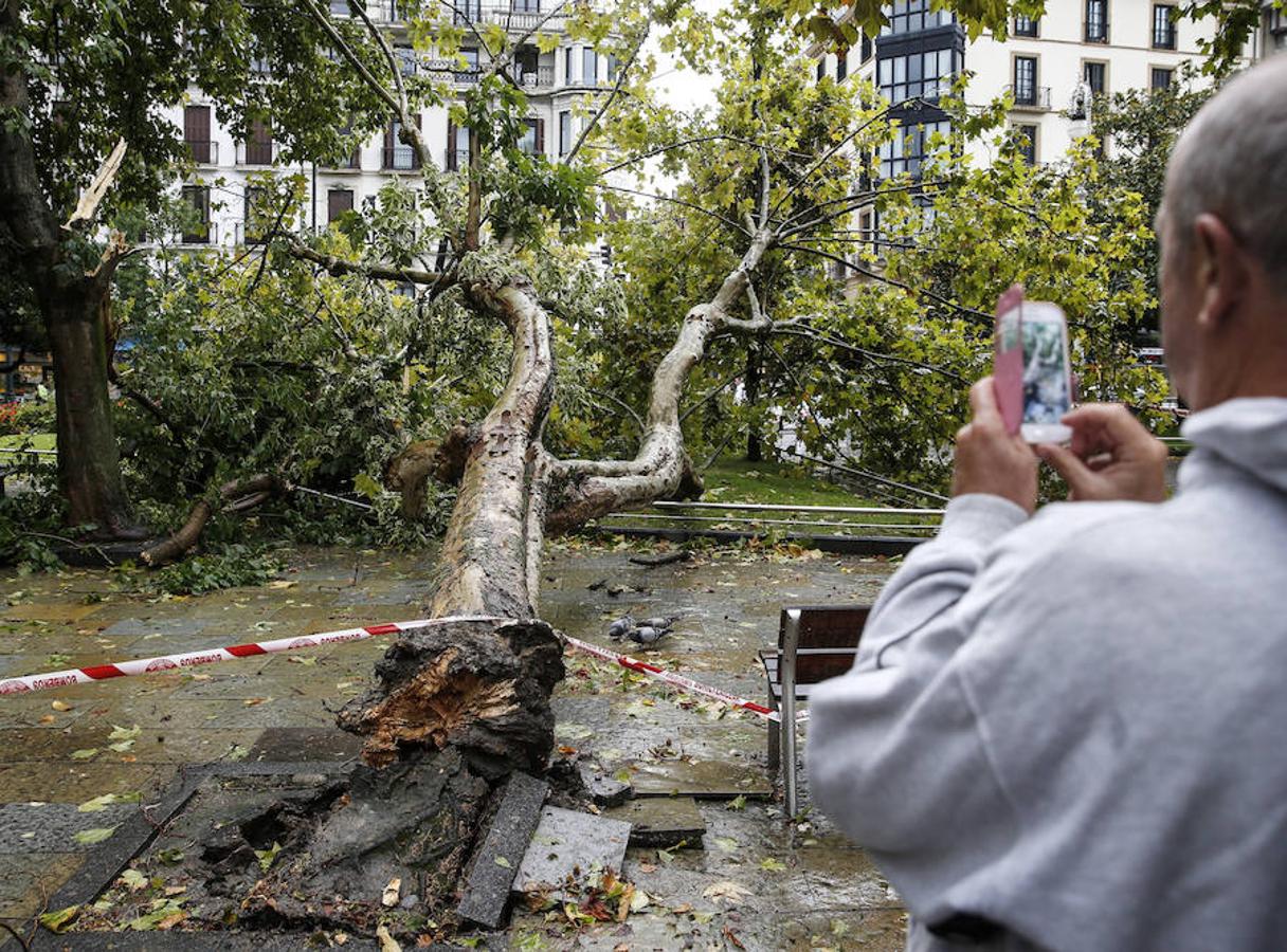 Inundaciones y destrozos. Con olas de hasta seis metros en el Cantábrico e inundaciones en varias localidades de Vizcaya