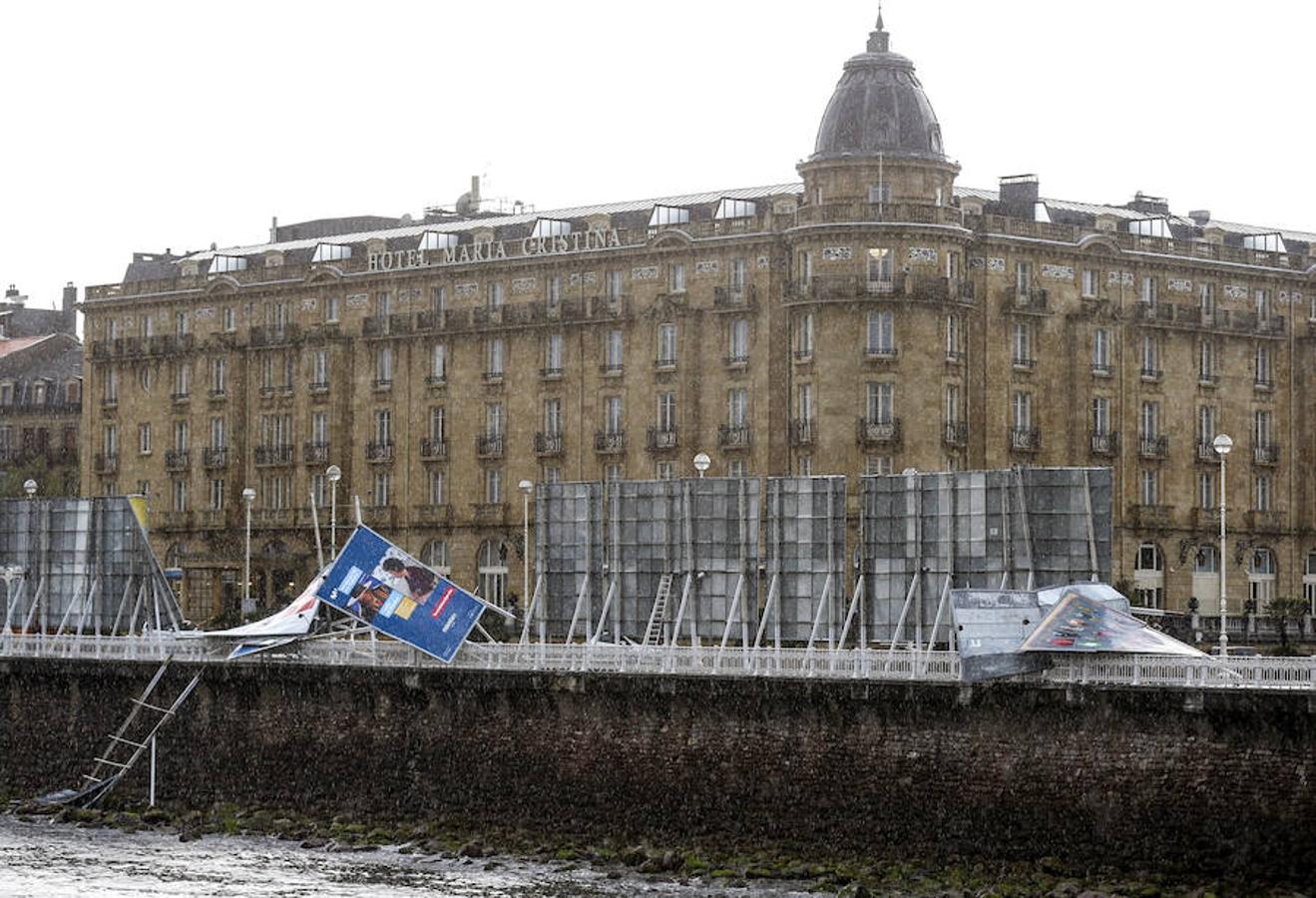 San Sebastián. Vista de los carteles del Festival Internacional de Cine de San Sebastián arrancados por las rachas de viento de hasta de 107 kilómetros por hora