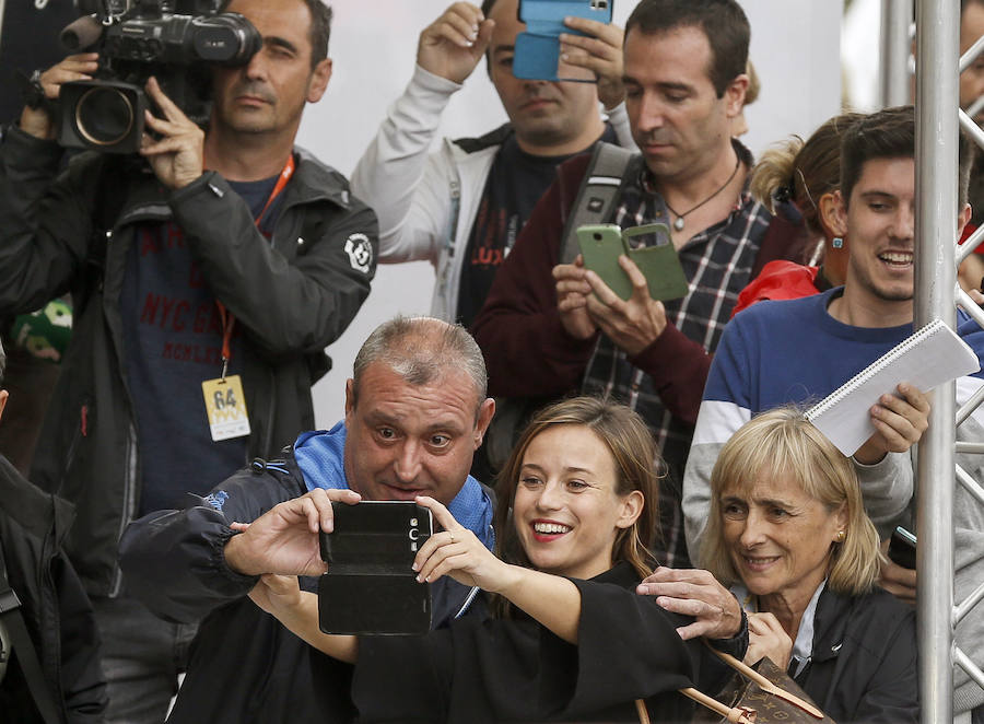 Marta Etura disfruta con los fans a su llegada al hotel. 