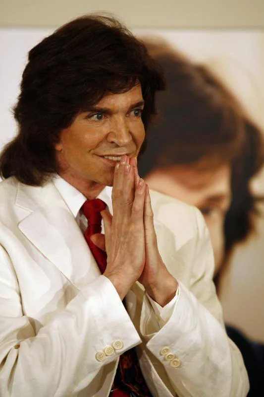 En 1975, protagonizó el papel de Jesús en la ópera rock Jesucristo Superstar,2 que él mismo financió en su adaptación al español.