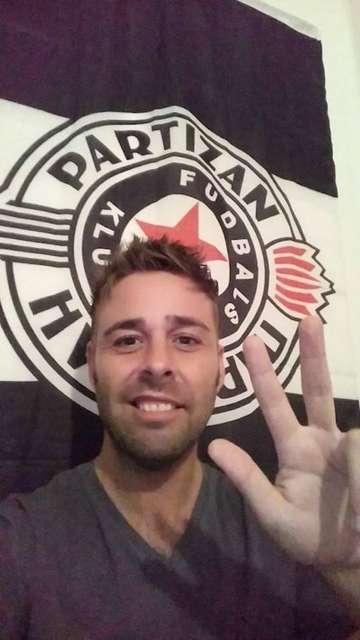 Landoira se realiza un «selfie» con el escudo del Partizan. 