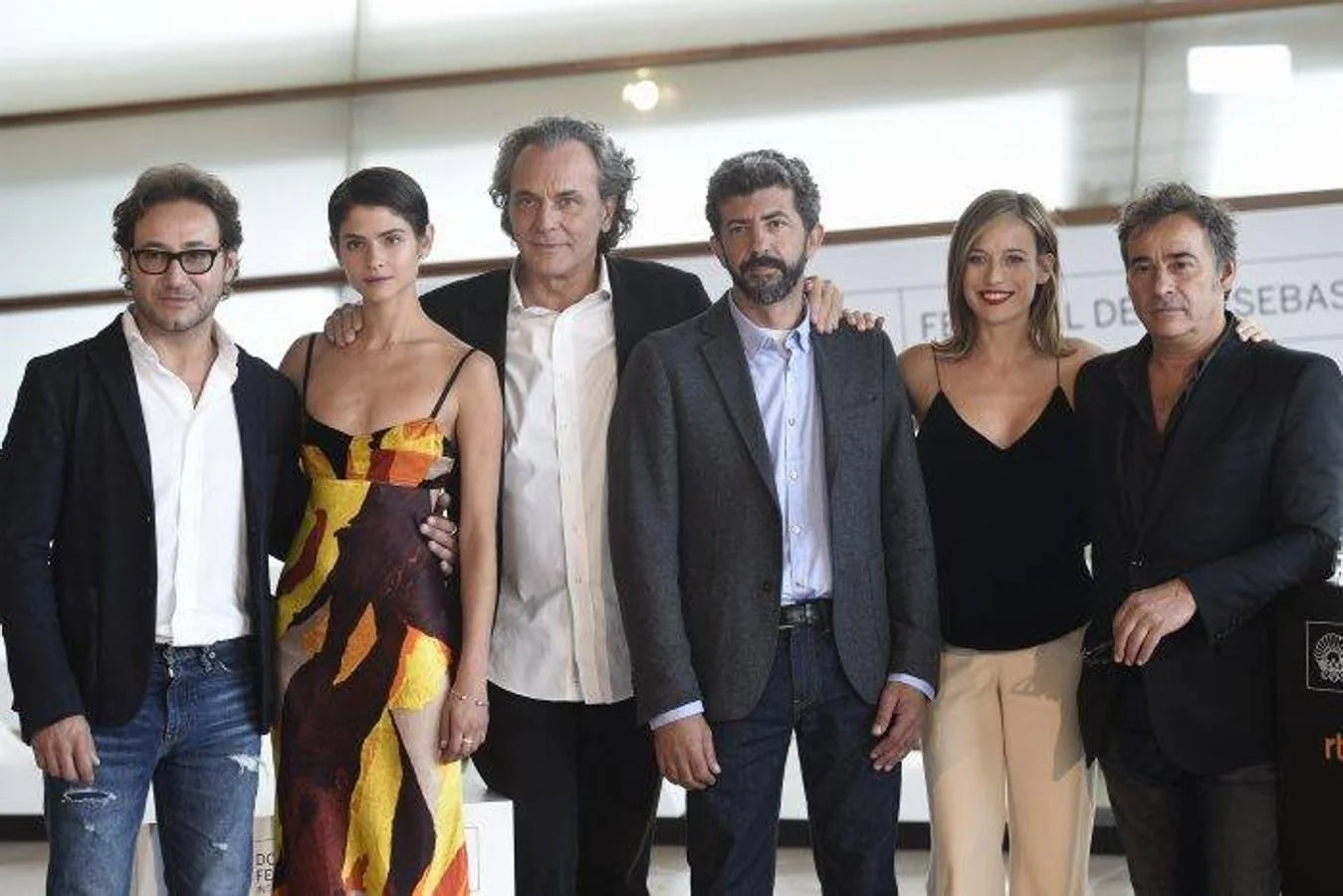 El elenco de actores y el director, Alberto Rodríguez, de «El hombre de las mil caras». 