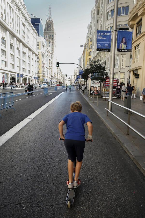 Un niño disfruta del espacio cortado en Gran Vía. 