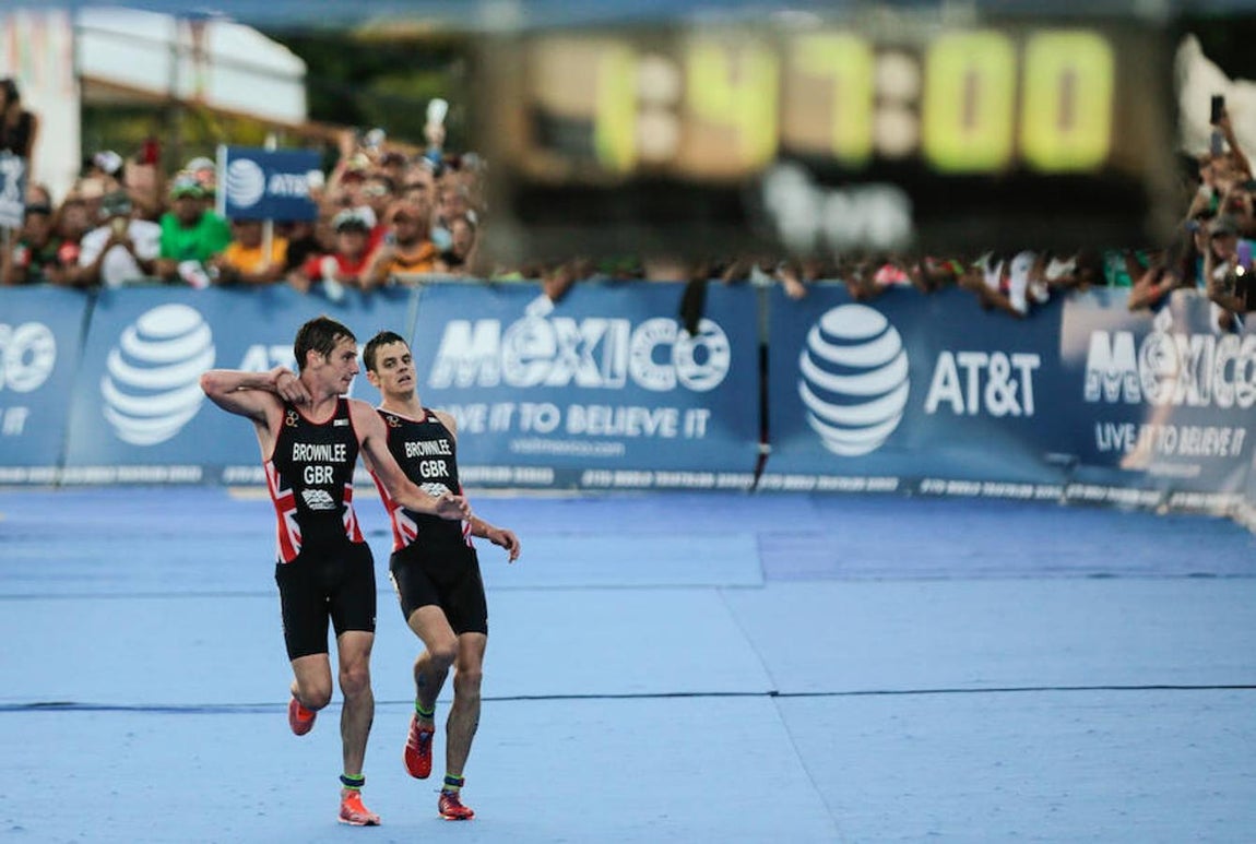 La dramática llegada a meta de Jonathan Brownlee, en imágenes