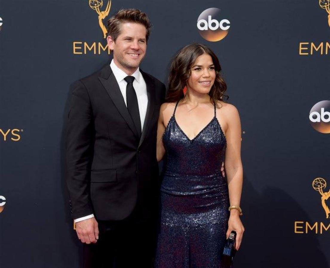 La actriz America Ferrera y su pareja a la llegada de los Emmys. 