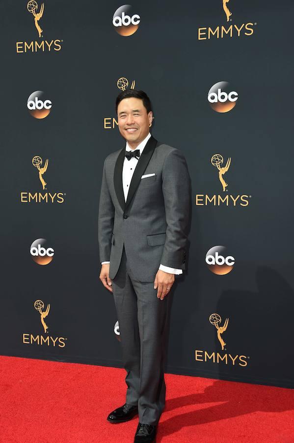 El actor Randall Park posa de lo más sonriente en la alfombra roja