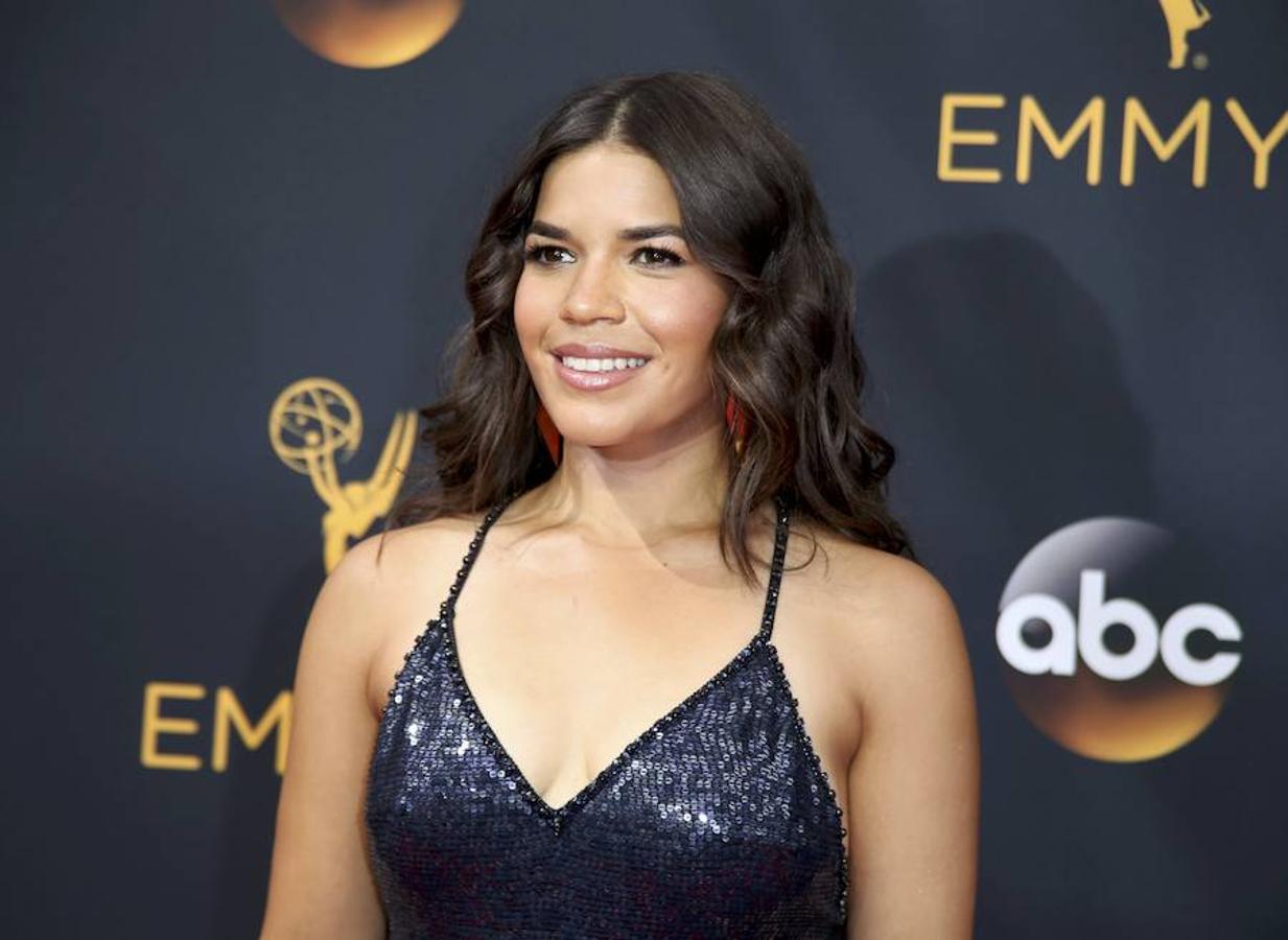 America Ferrera deslumbró con un modelo en azul y negro con detalles delentejuelas. 