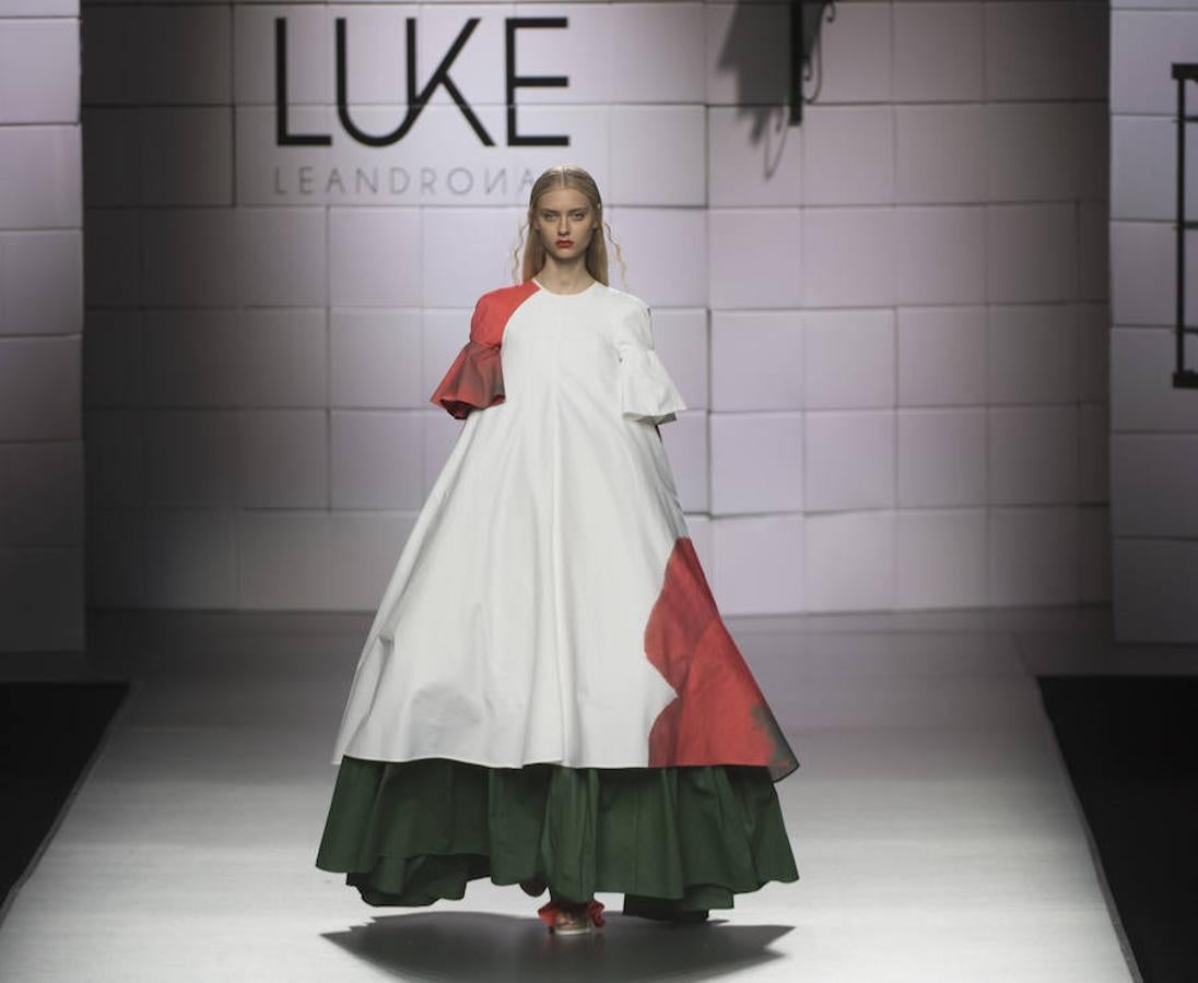 En imágenes: El desfile de Luke Leandro Cano y Esther Noriega