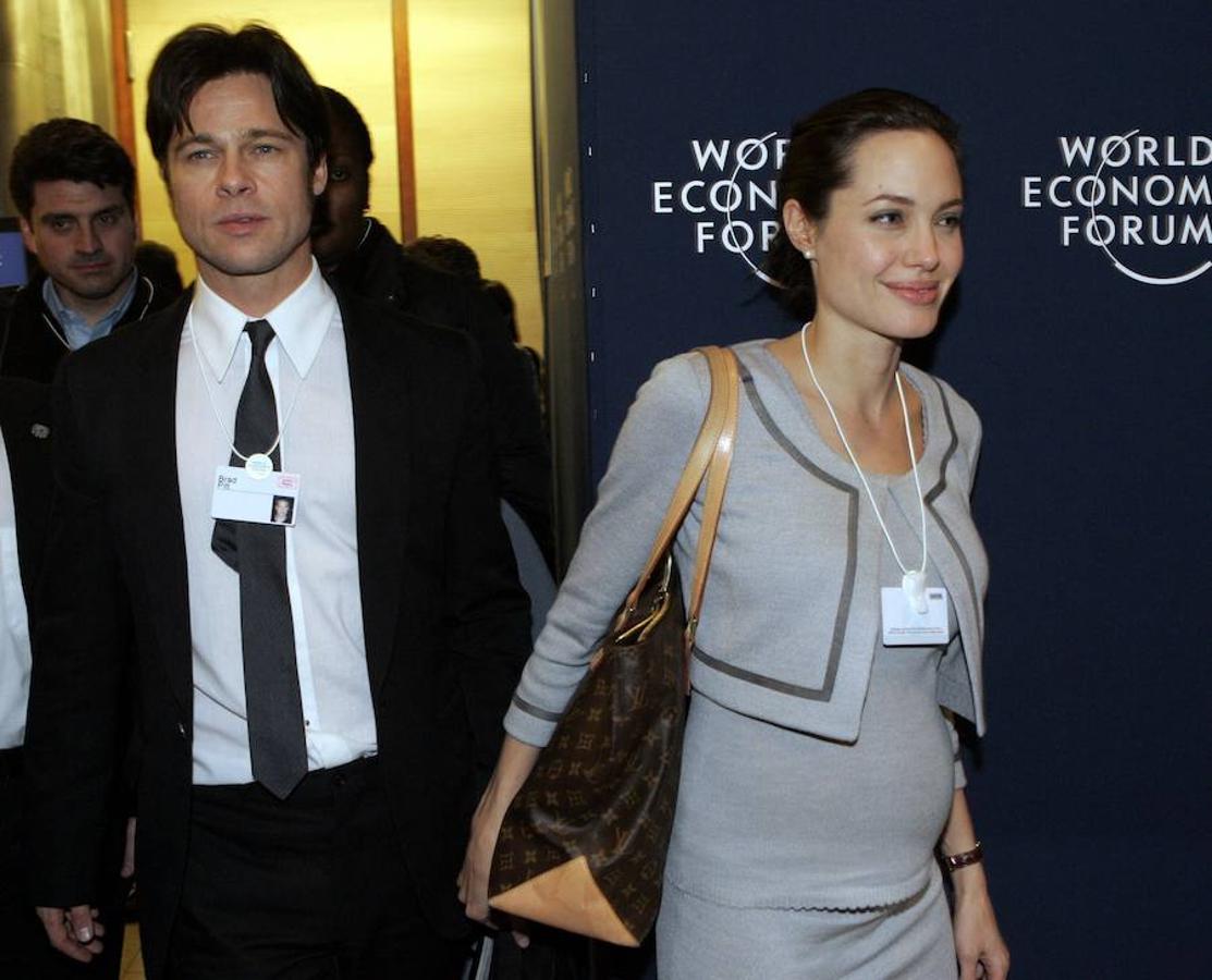 En 2005, Angelina y Brad decidieron tener su primer hijo biológico. La niña, a la que llamaron Shiloh Nouvel, nació el 27 de mayo de 2006 en Namibia. 