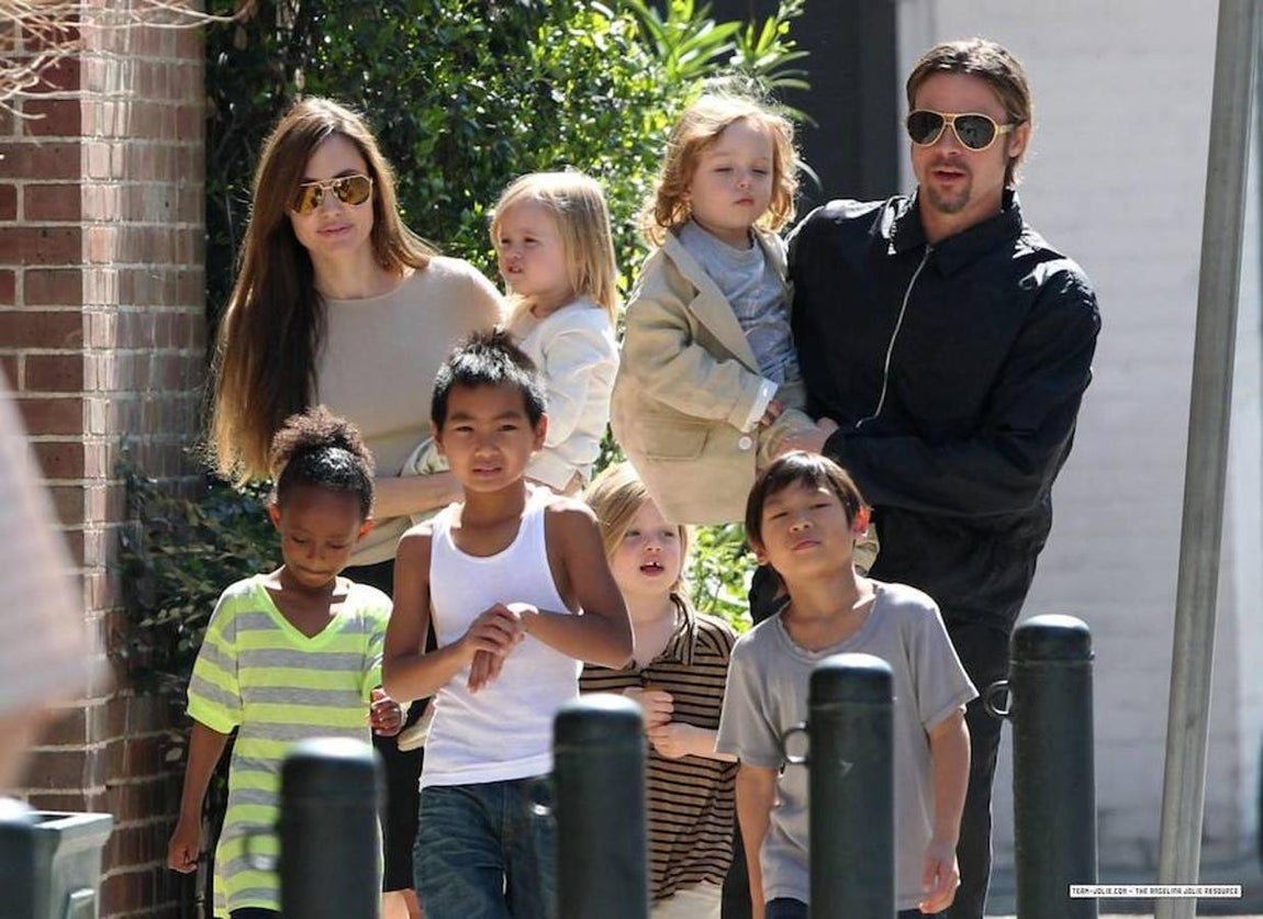 Una vez confirmado que la actriz poseía un 87 % de posibilidades de contraer cáncer de mama, Angelina decidió someterse a una doble mastectomía preventiva. 