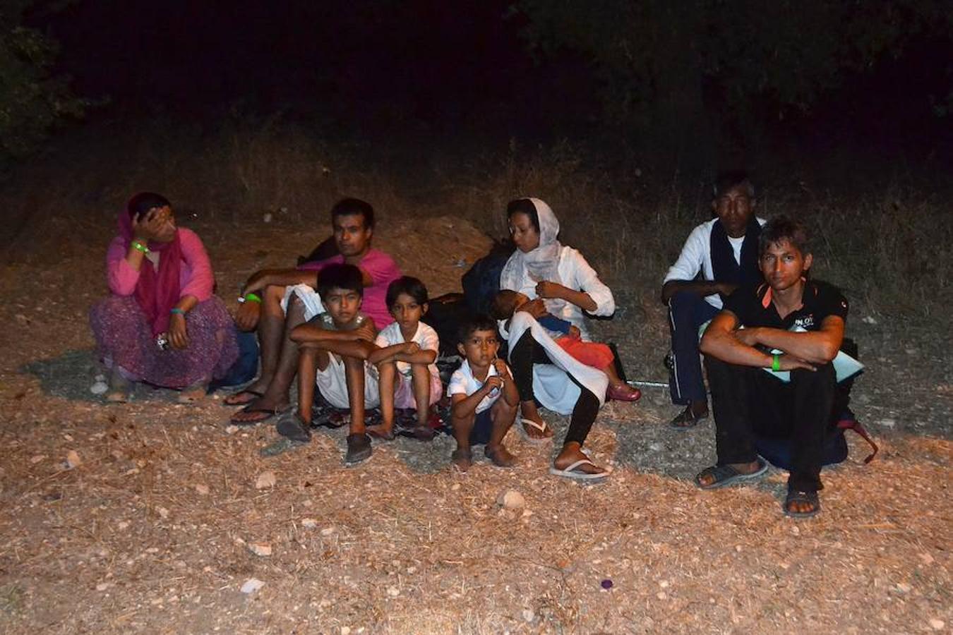 150 niños. En la imagen aparecen varios migrantes a resguardo del peligro de las llamas. Alredededor de 150 niños tuvieron que ser evacuados sin contar con ningún acompañante.