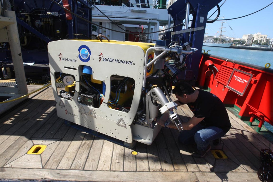 Imágenes del buque ‘Sarmiento de Gamboa’, en el muelle de Cádiz
