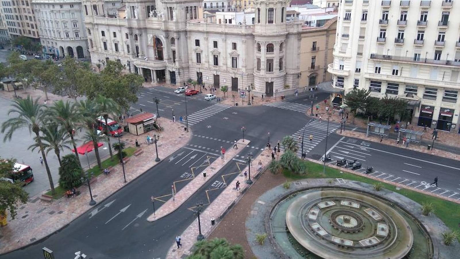 La ciudad de Valencia se ha tenidos que acostumbrar a los días sin coches desde que Joan Ribó, un ferviente defensor del uso de la bicicleta, tomó la vara de mando. La imagen muestra la Plaza del Ayuntamiento de Valencia completamente vacía