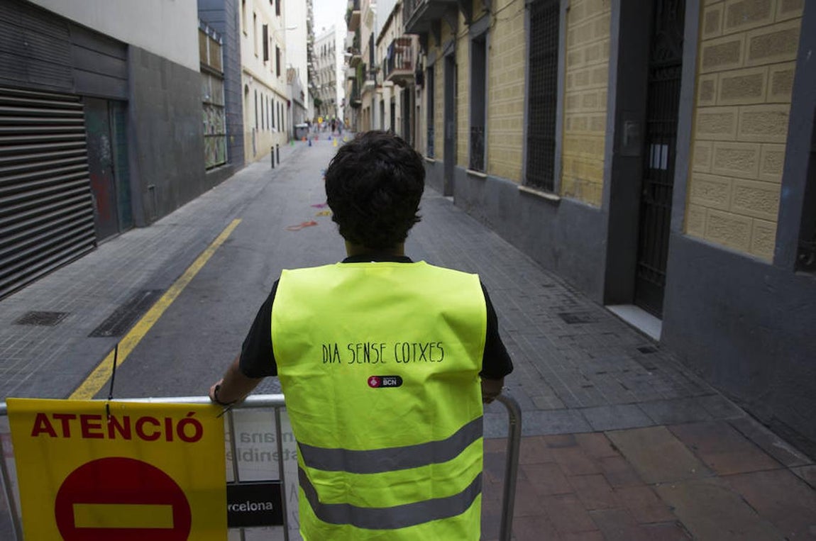 Numerosos conductores han utilizado las redes sociales para mostrar su desesperación por tardar «45 minutos para un trayecto de 5» o tildar de «broma» que en Madrid se celebre el Día Sin Coches «con el mayor atasco que se recuerda en meses». 