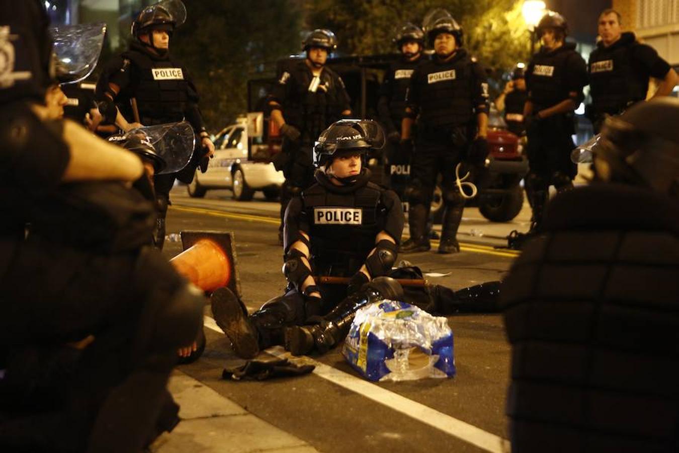 Varios policías descansan tras los disturbios que en la noche del miércoles arrasaron la ciudad estadounidense de Charleston