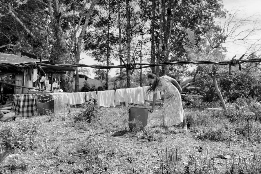 Una mujer tiende la ropa en el jardín de su casa de Santo Domingo, Caquetá, Colombia. El Frente 15 del Bloque Sur de las FARC controla esta zona del río Caguán, un lugar regido por un estado paralelo las últimas décadas. 