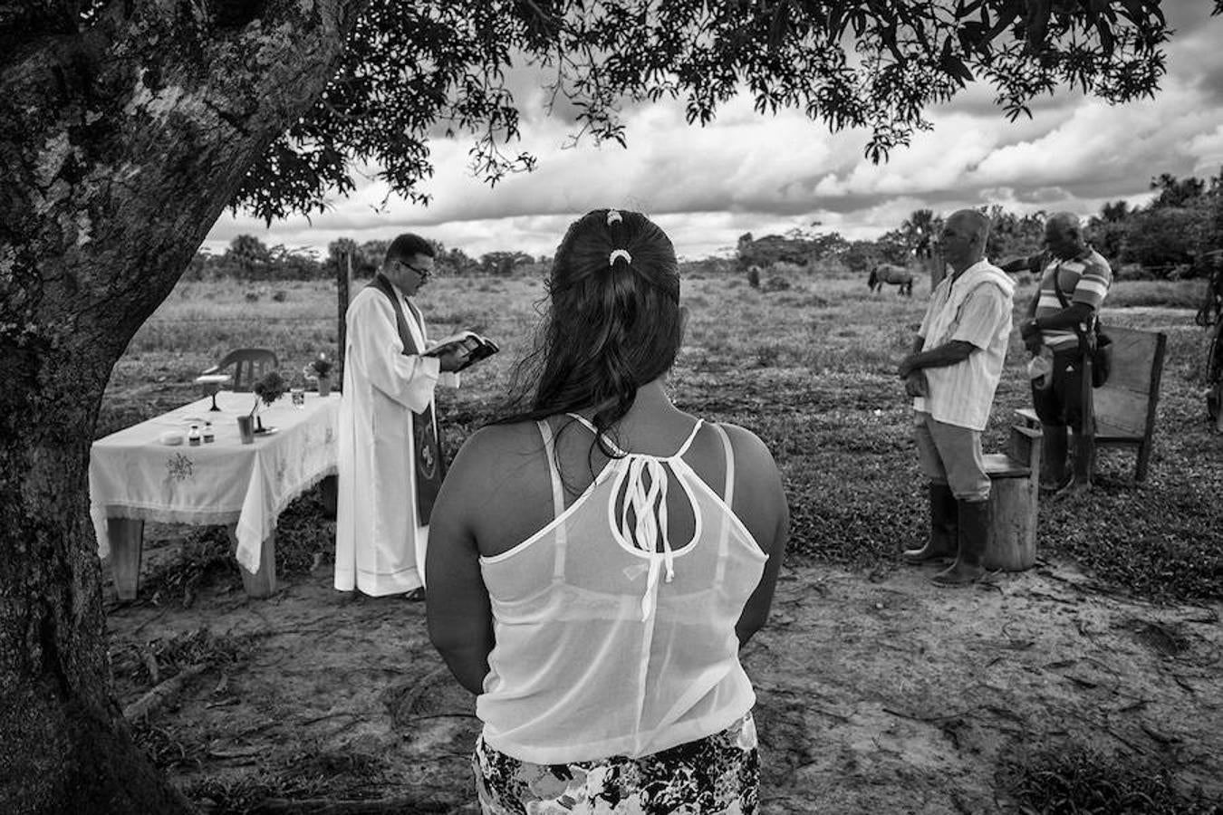 Un grupo de civiles asiste a una misa católica en la comunidad de Puerto Camelias del Caguán. 