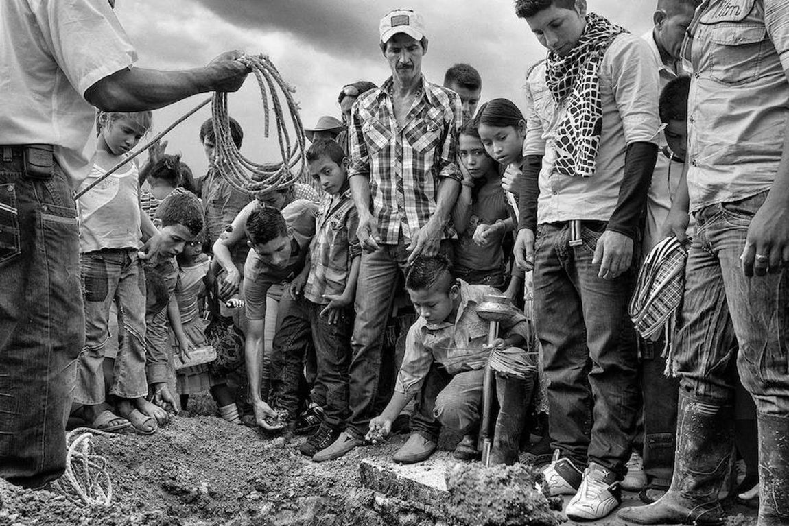 Familia y amigos, congregados durante el funeral de Benjamín, en La Unión Peneya, Caquetá (en noviembre de 2013). Benjamin murió a los 18 años durante una pelea con la guerrilla. 