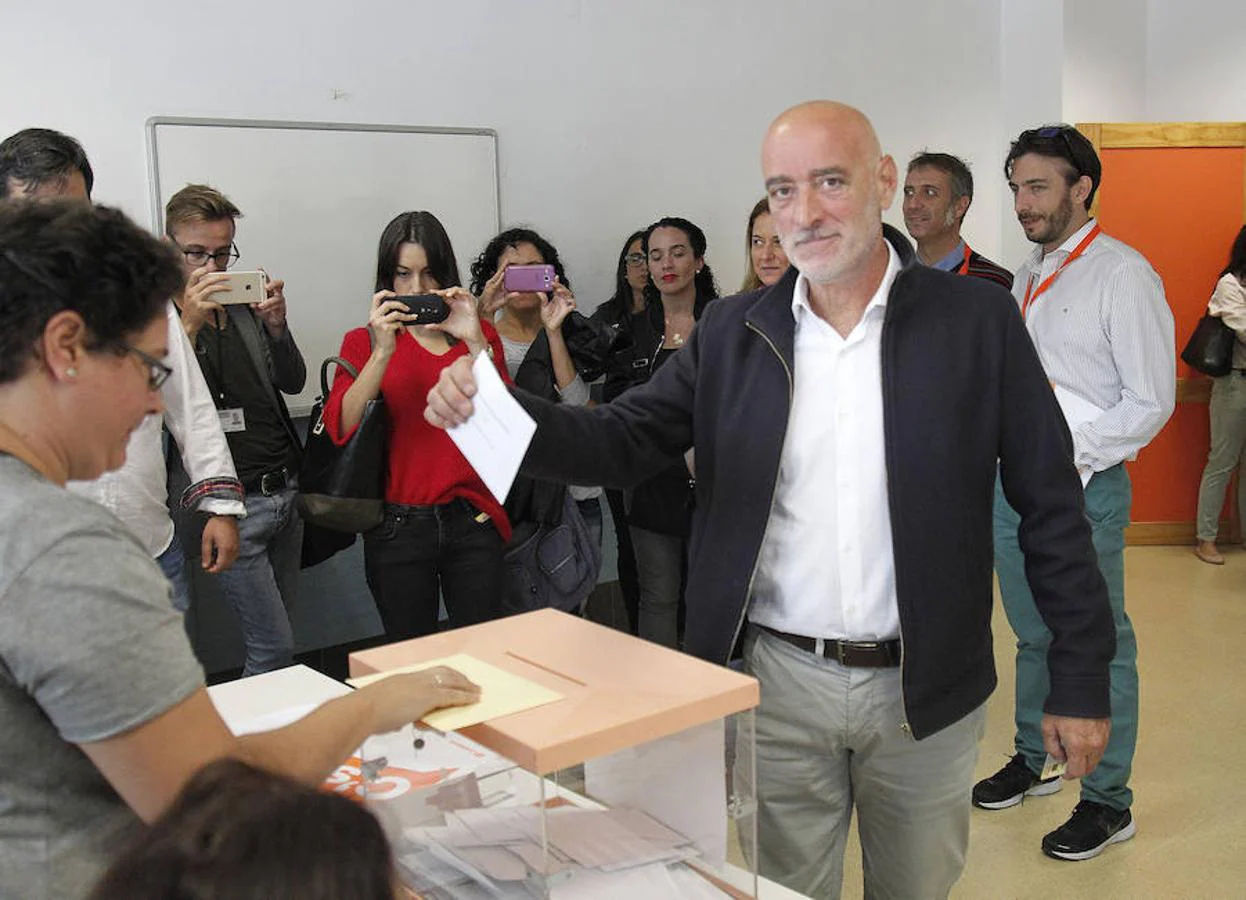 El candidato a lendakari por Ciudadanos, Nicolás de Miguel, ejerce su derecho al voto en el colegio de Morlans de San Sebastián.. 