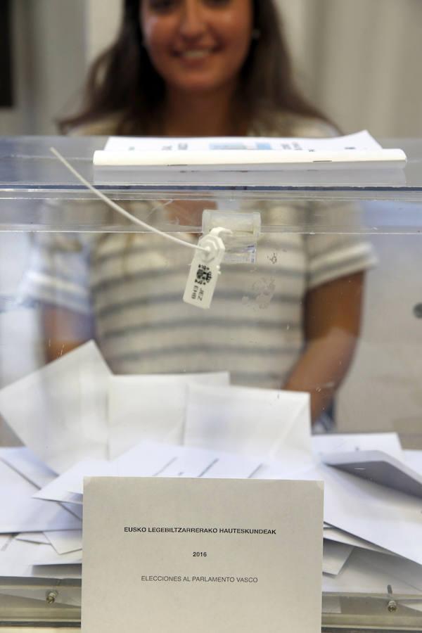 Una urna con papeletas en un colegio electoral de Bilbao en el día de las elecciones al Parlamento Vasco.. 