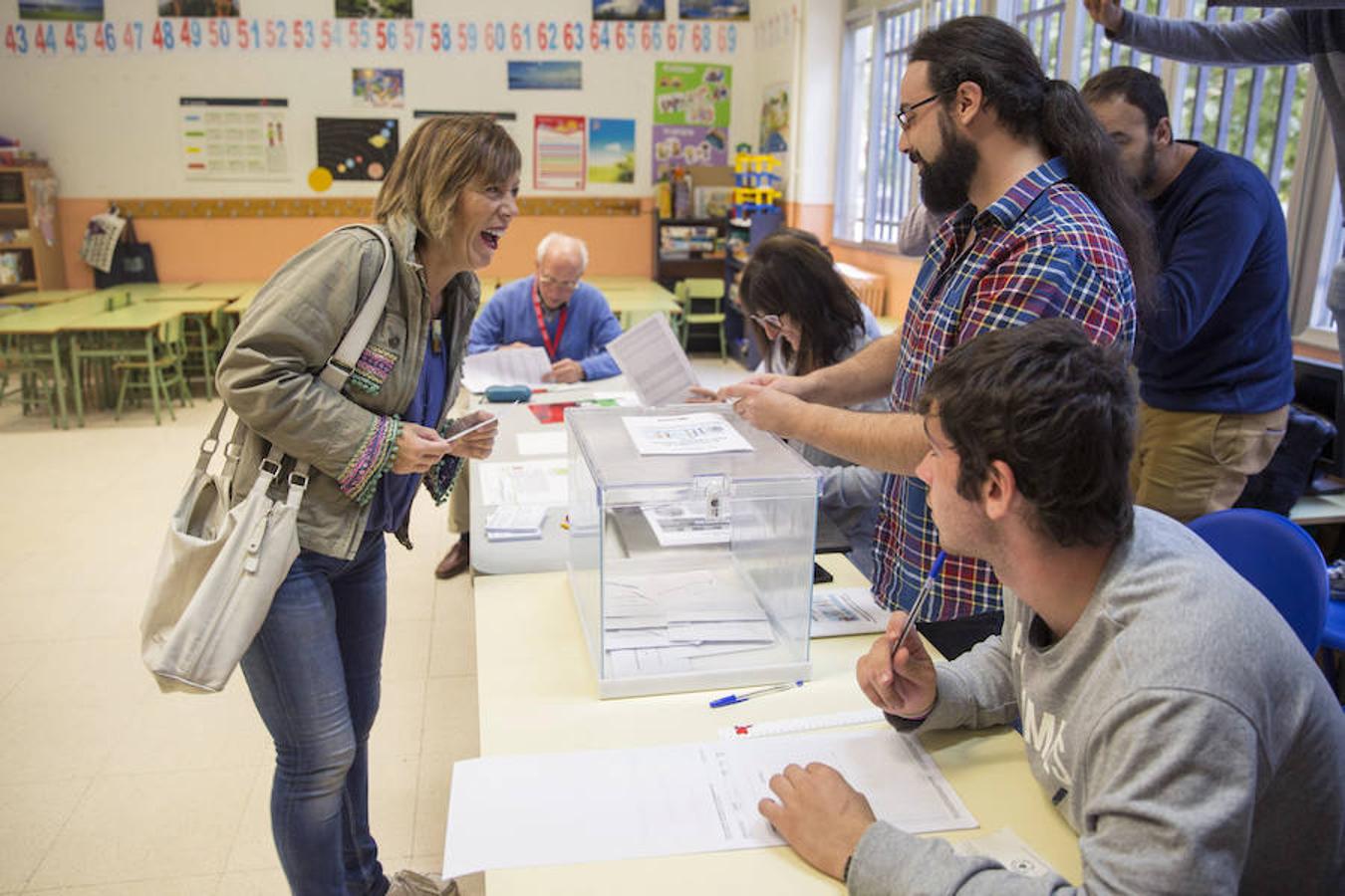 La cabeza de lista de EH Bildu por Álava, Miren Larrion, se dispone a votar para las elecciones al Parlamento Vasco