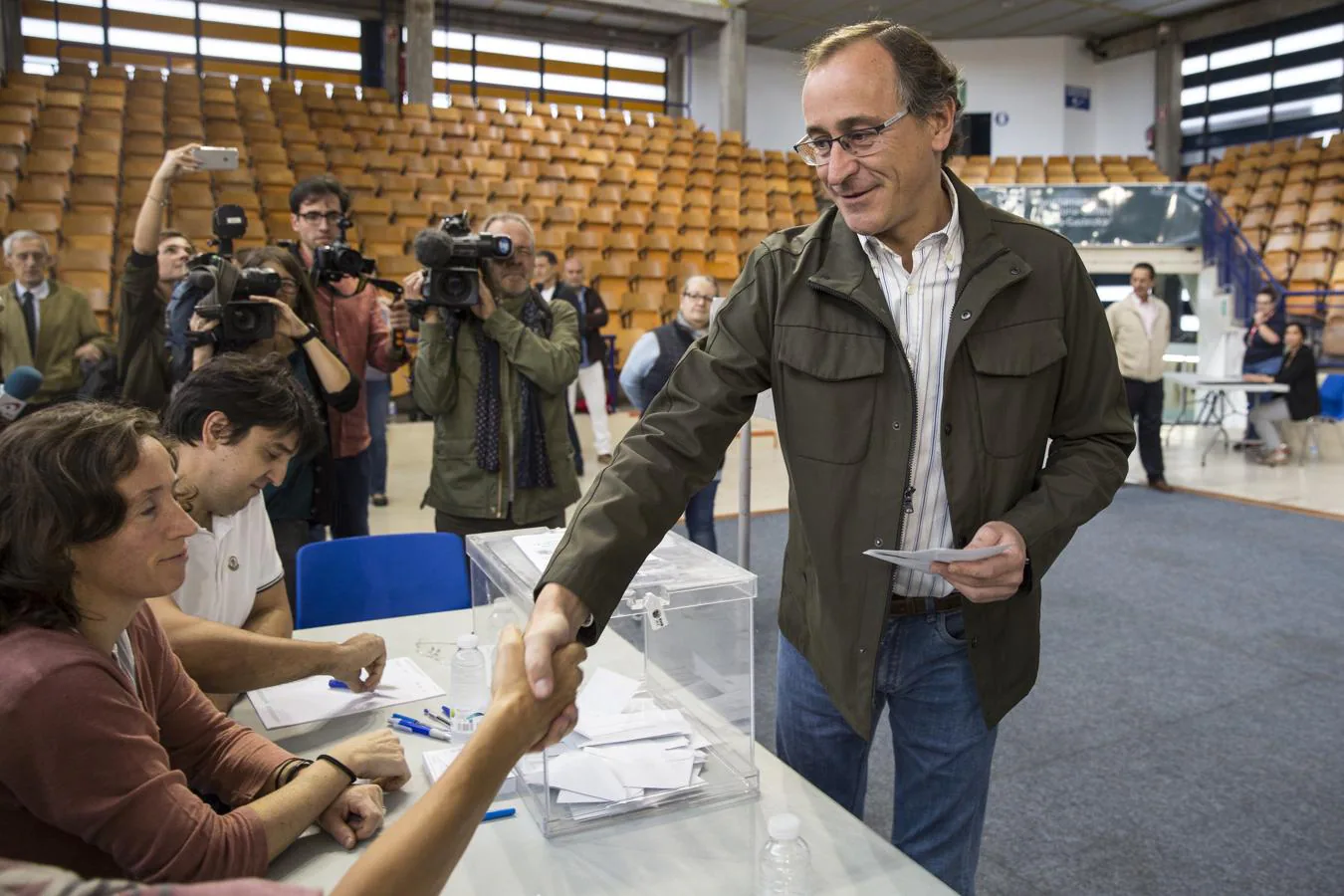 El candidato Alfonso Alonso se dispone a votar en el colegio electoral situado en el polideportivo Mendizorrotza de Vitoria
