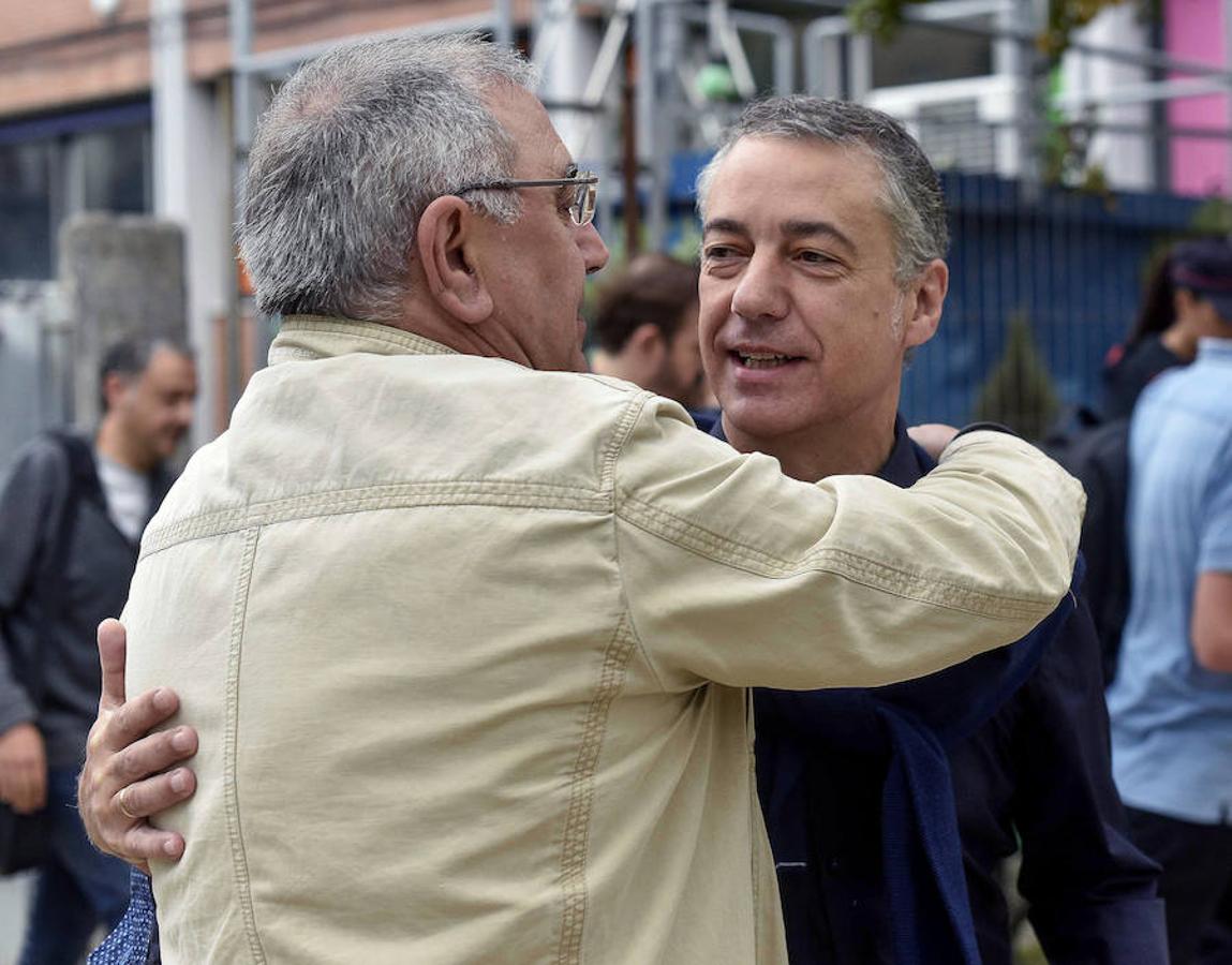 El lehendakari y candidato a la reelección por el PNV, Iñigo Urkullu (d), saluda a un simpatizante tras ejercer su derecho al voto para las elecciones autonómicas vascas.. 
