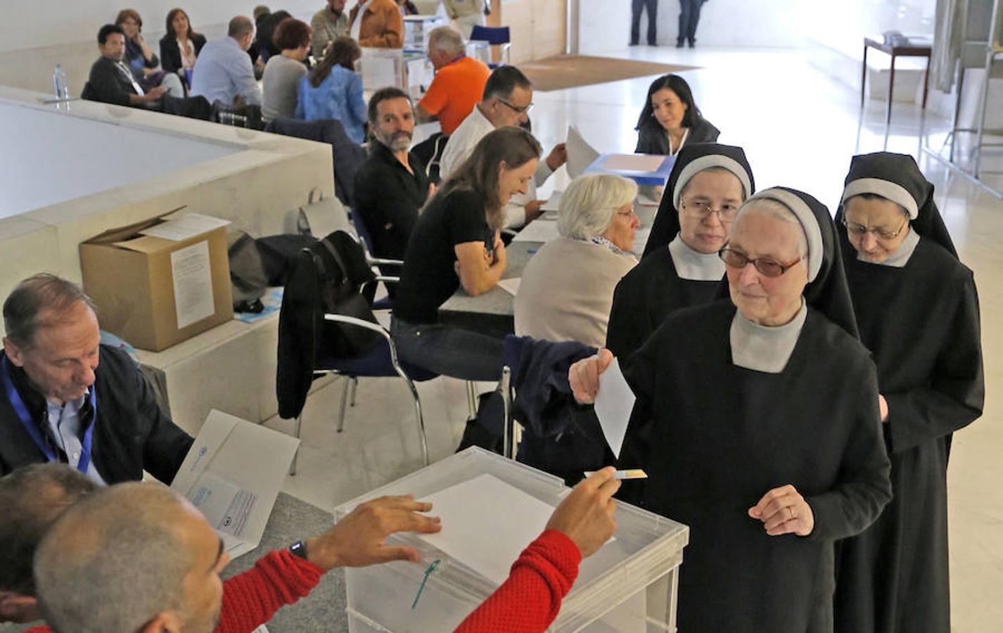 Un grupo de religiosas vota en un colegio electoral, durante la jornada en que Galicia celebra las elecciones autonómicas.
