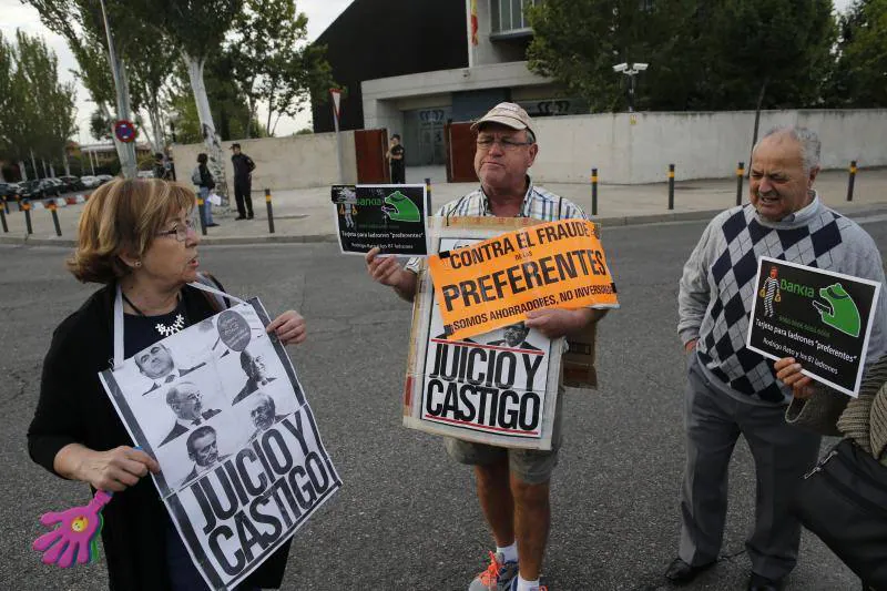 Los preferentistas protestan antes del comienzo del juicio