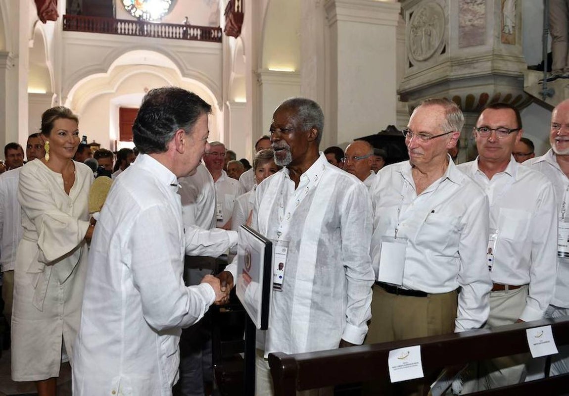 El presidente de Colombia, Juan Manuel Santos, saludando al exsecretario de Naciones Unidas Kofi Annan. 