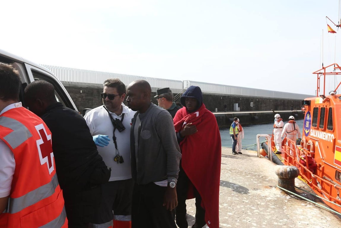 Salvamento Marítimo rescata a once subsaharianos y los traslada al puerto de Tarifa
