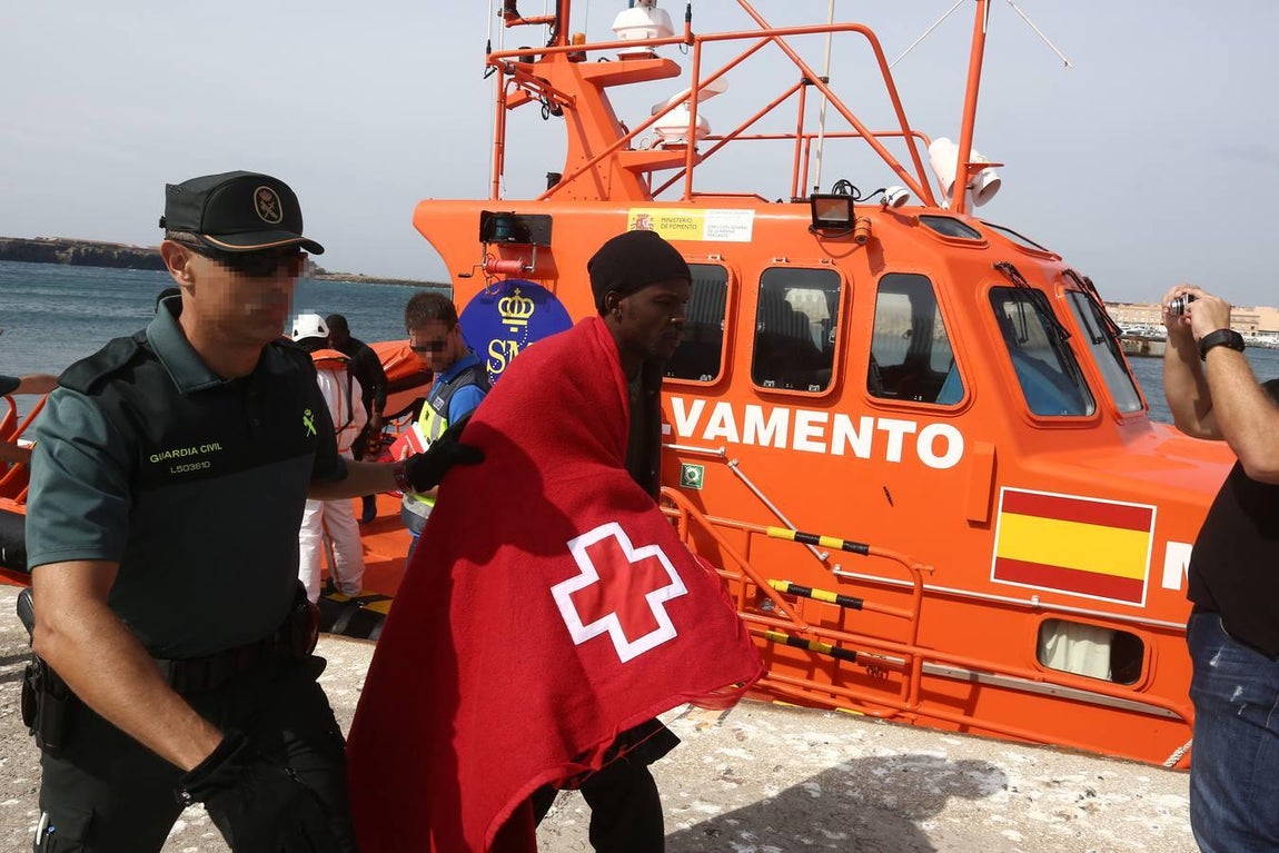 Salvamento Marítimo rescata a once subsaharianos y los traslada al puerto de Tarifa