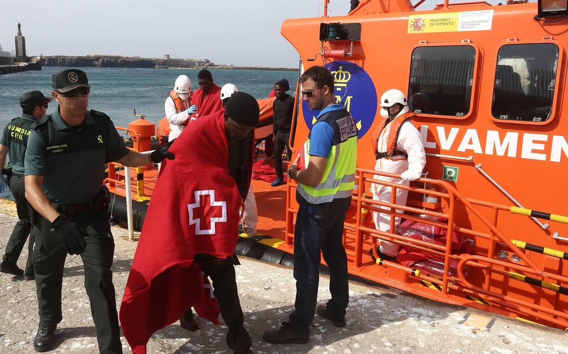 Salvamento Marítimo rescata a once subsaharianos y los traslada al puerto de Tarifa