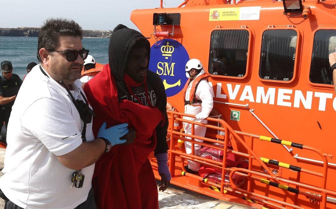 Salvamento Marítimo rescata a once subsaharianos y los traslada al puerto de Tarifa