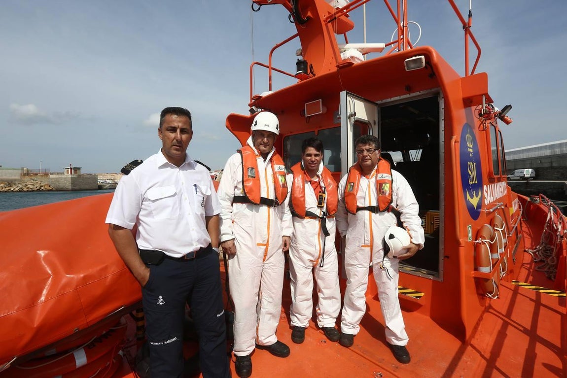 Salvamento Marítimo rescata a once subsaharianos y los traslada al puerto de Tarifa