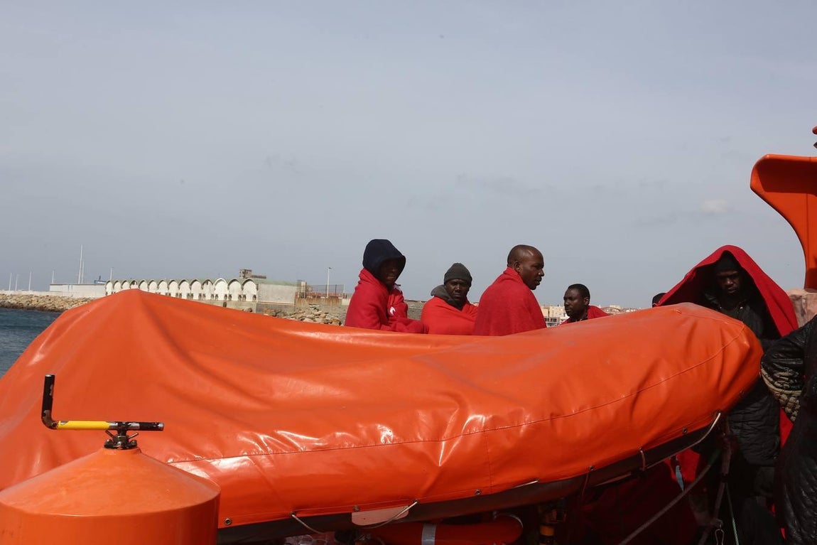 Salvamento Marítimo rescata a once subsaharianos y los traslada al puerto de Tarifa