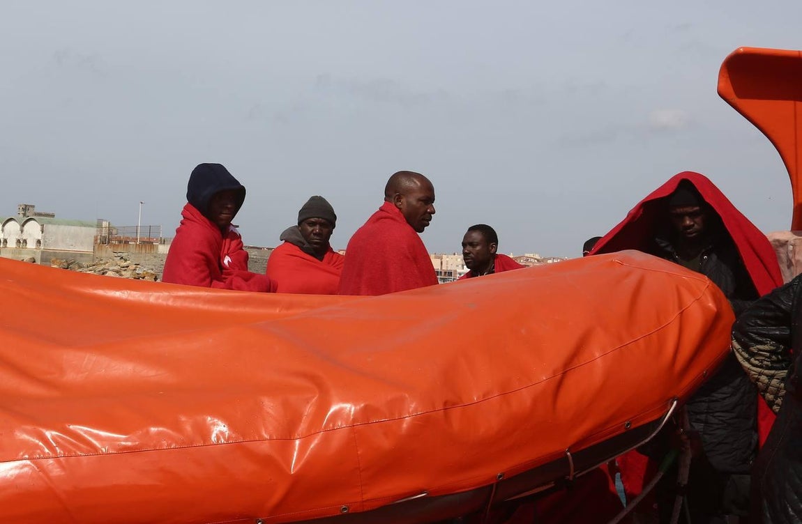 Salvamento Marítimo rescata a once subsaharianos y los traslada al puerto de Tarifa