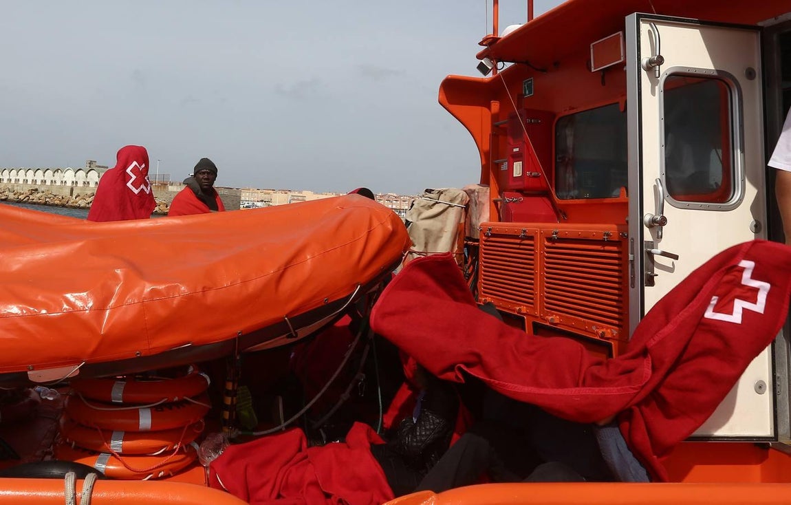 Salvamento Marítimo rescata a once subsaharianos y los traslada al puerto de Tarifa