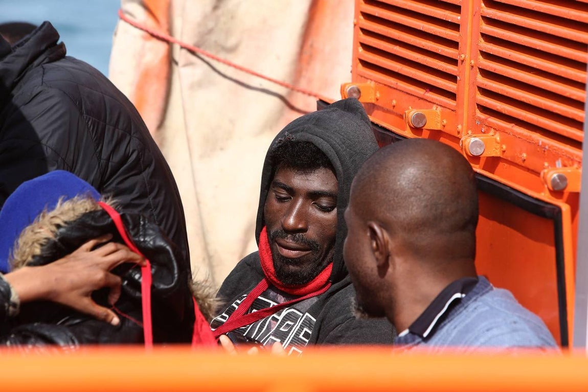 Salvamento Marítimo rescata a once subsaharianos y los traslada al puerto de Tarifa