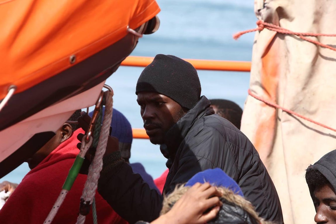 Salvamento Marítimo rescata a once subsaharianos y los traslada al puerto de Tarifa