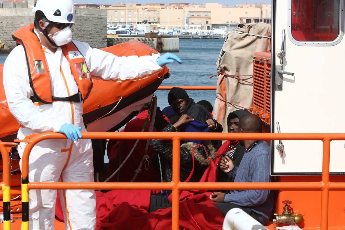 Salvamento Marítimo rescata a once subsaharianos y los traslada al puerto de Tarifa