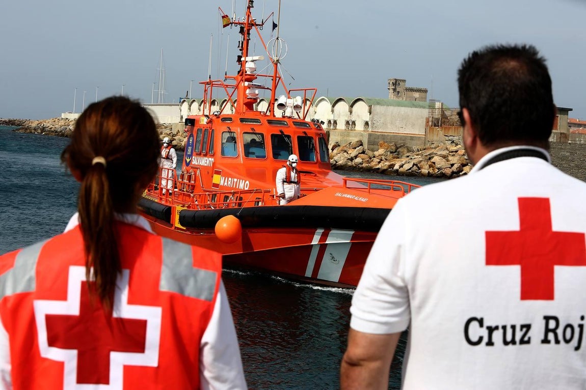 Salvamento Marítimo rescata a once subsaharianos y los traslada al puerto de Tarifa