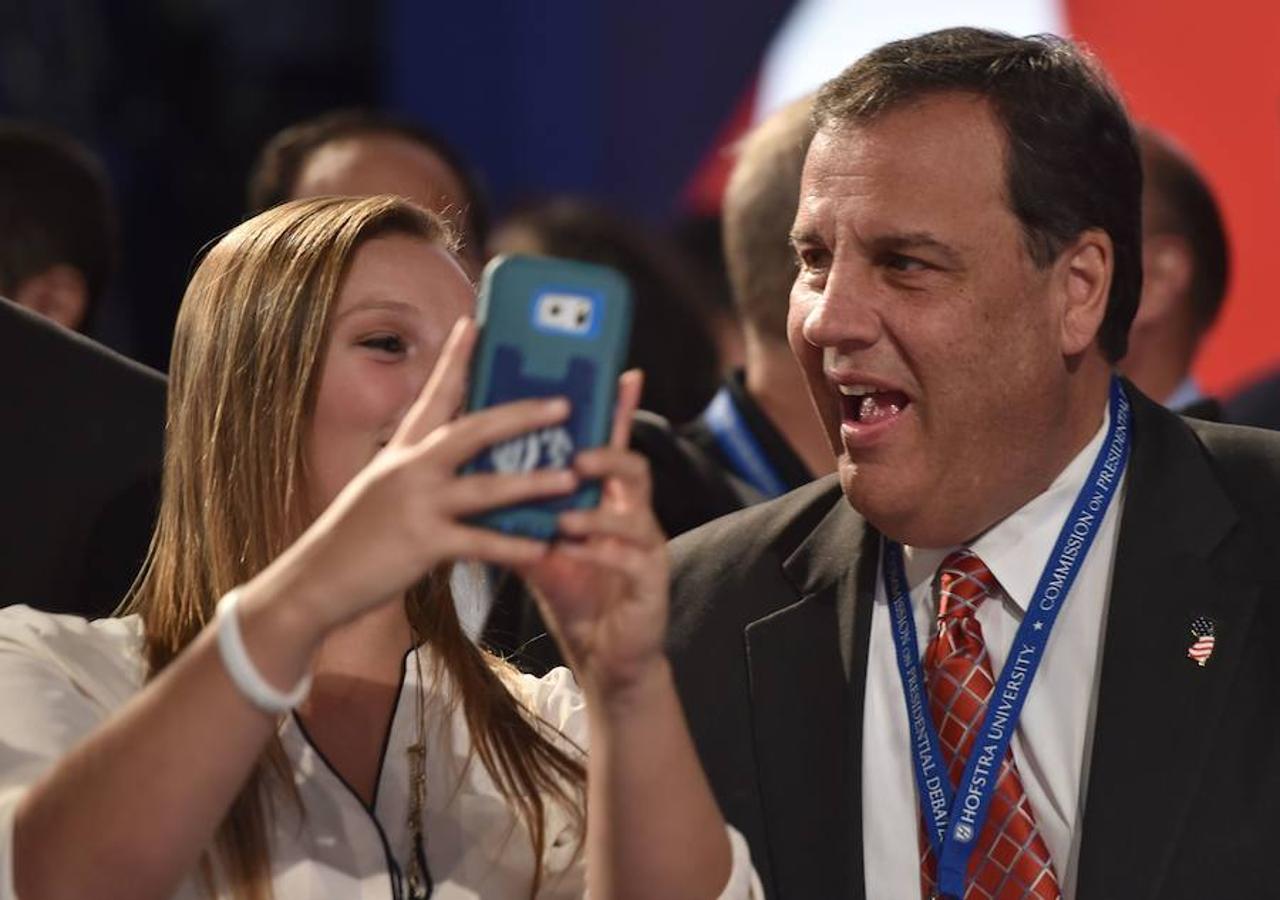 El gobernador republicano de Nueva Jersey, Chris Christie, haciéndose un «selfie» con una de las estudiantes de la Unviersidad de Hofstra. 