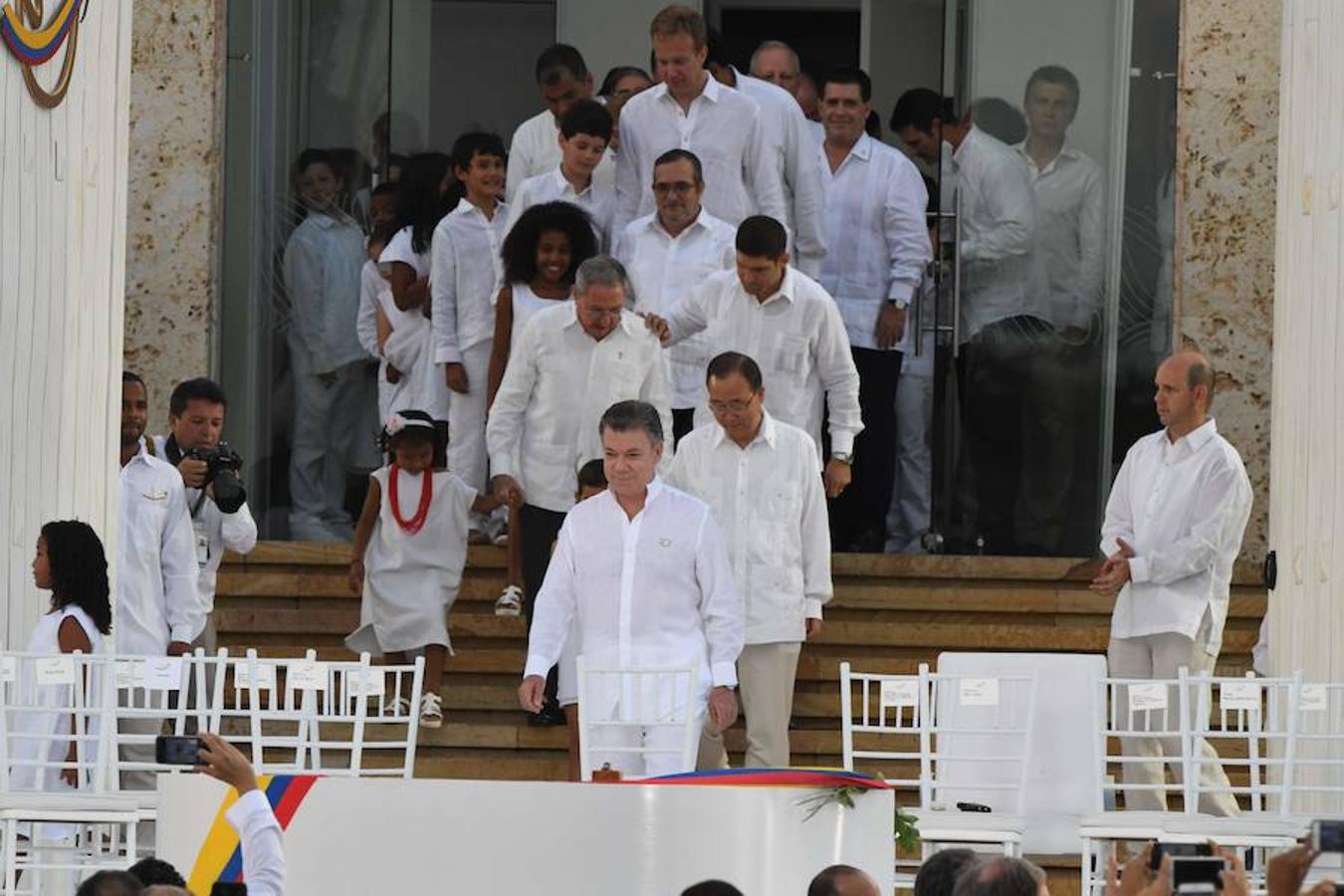 Juan Manuel Santos abre la comitiva de dignatarios extranjeros, como Raúl Castro o Ban Ki-Moon, momentos antes de la firma de los acuerdos