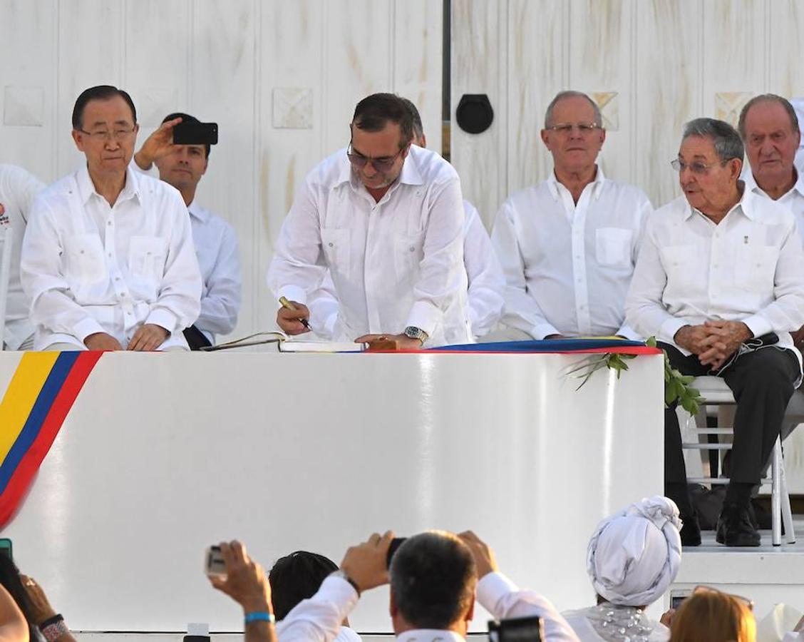 El líder guerrillero «Timochenko» firma el acuerdo de paz en representación de las FARC