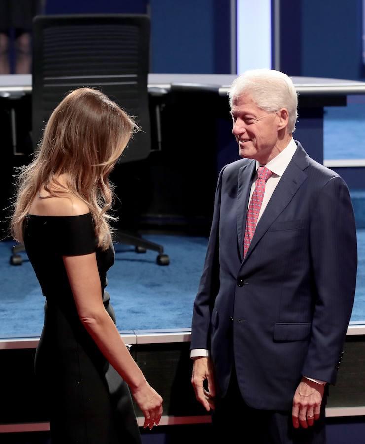 Bill Clinton y Melania Trump, cónyuges de los dos candidatos, se saludan antes de que comience el debate. 