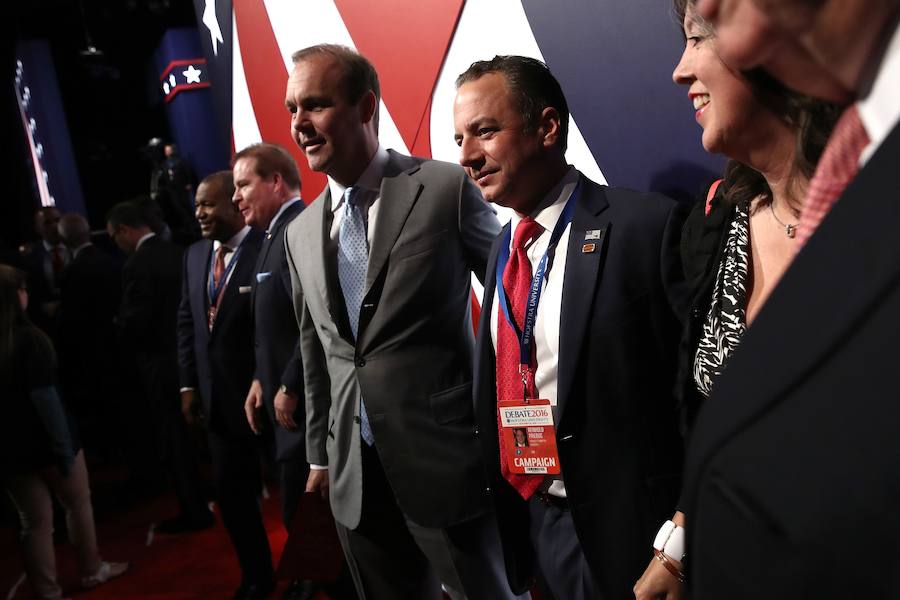 Reince Priebus (centro), presidente del Comité Nacional Republicano, fotografiándose en la zona mixta de prensa. 