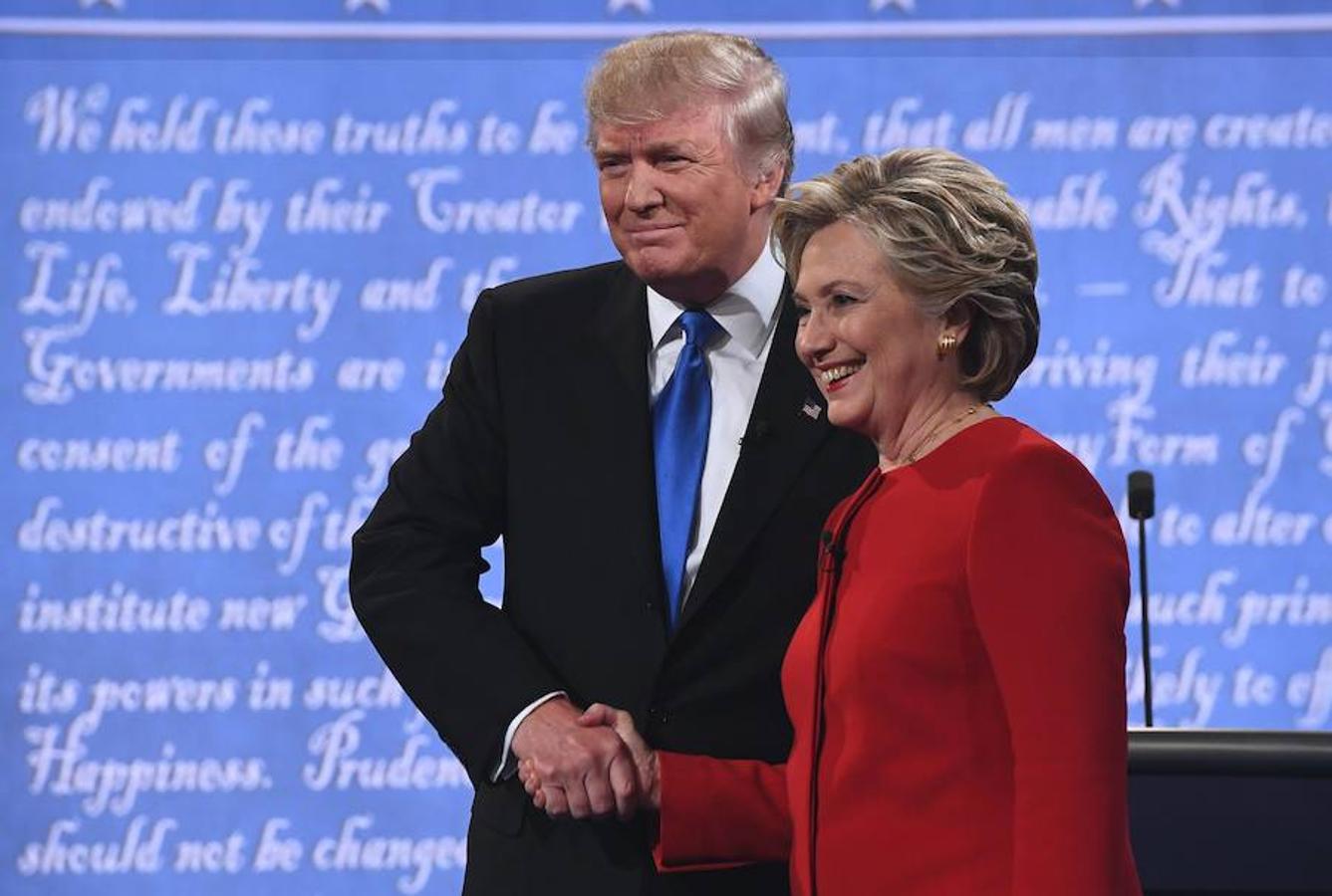 Trump y Clinton se saludan por primera vez desde que comenzó la campaña. 